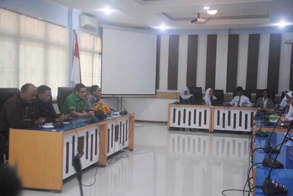 Anggota DPRD Kota Jambi, berdialog dengan siswa, terkait permohonan siswa untuk menggelar acara perpisahan di hotel.